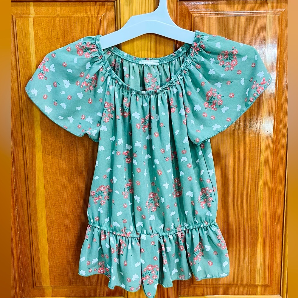 Girls size 6 off the shoulder flower blouse. Never worn but no tag.